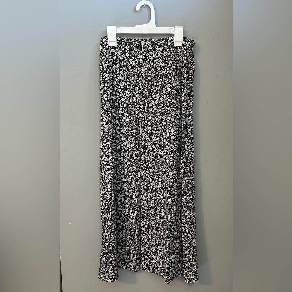 Never worn. Ditsy Floral Split Thigh Skirt size medium - Picture 4 of 7